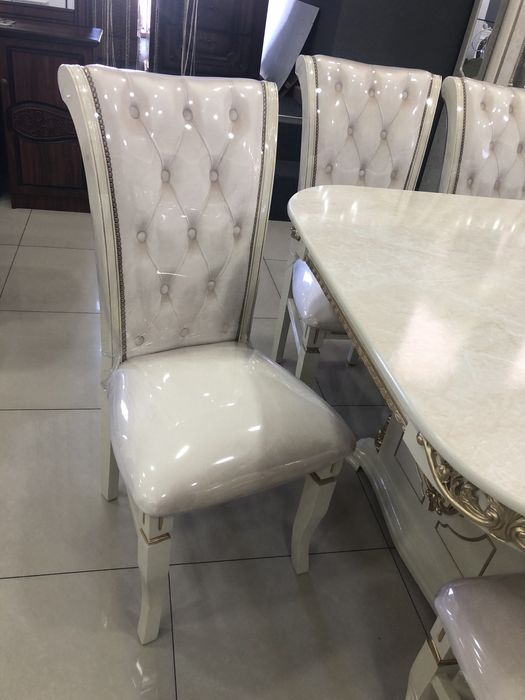 Стол и стулья