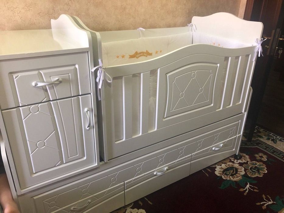 Детская кровать с полками