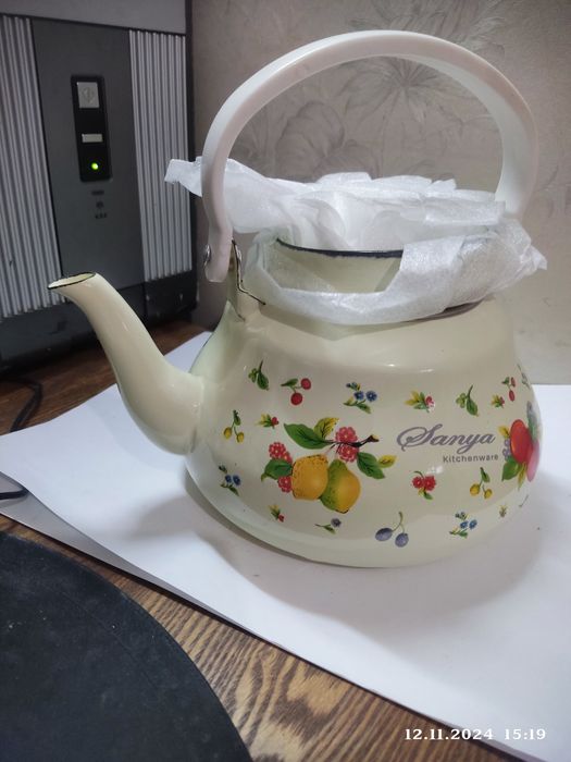 Чайник  покрытый эмалью.
