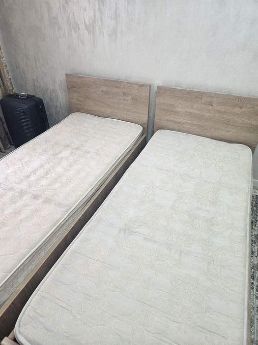 Две кровати с матрацом