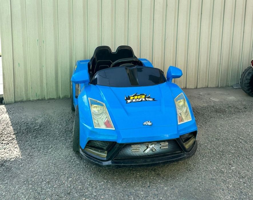 Продам электро машинку с пультом