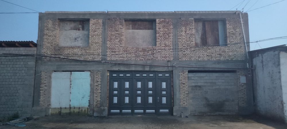 Уй сотилади гишдан курилган