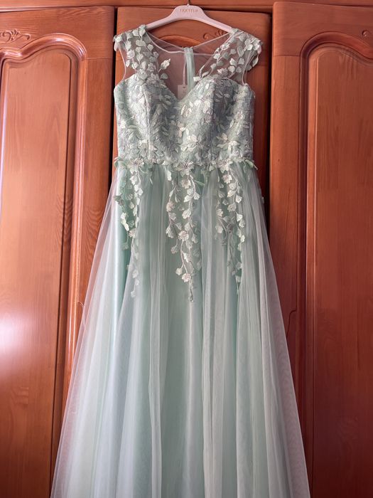 Женское вечернее платье