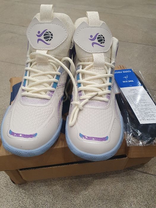 Кроссовки спортивные