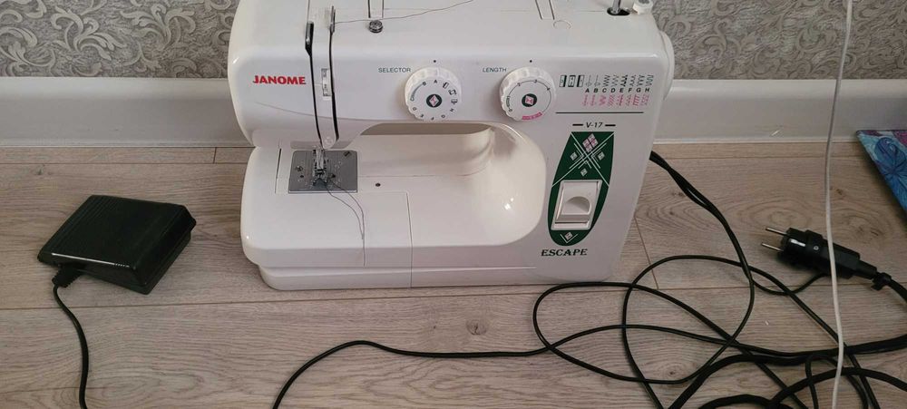 Швейная машина Janome Escape V-17