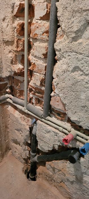 Двуетажна къща с двор