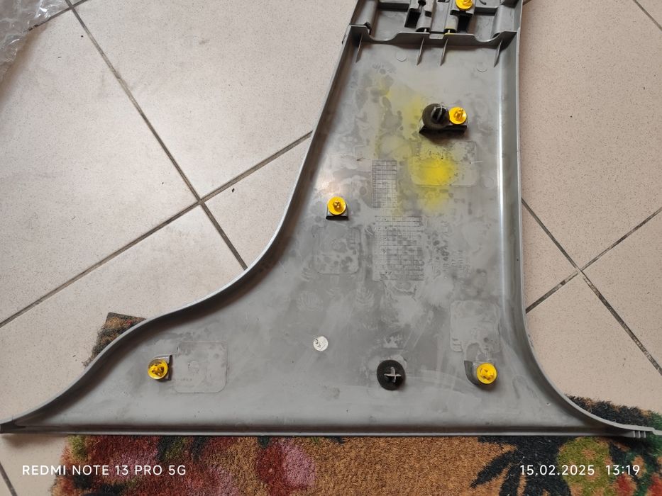 Палстмаса за лява колона на volvo v50