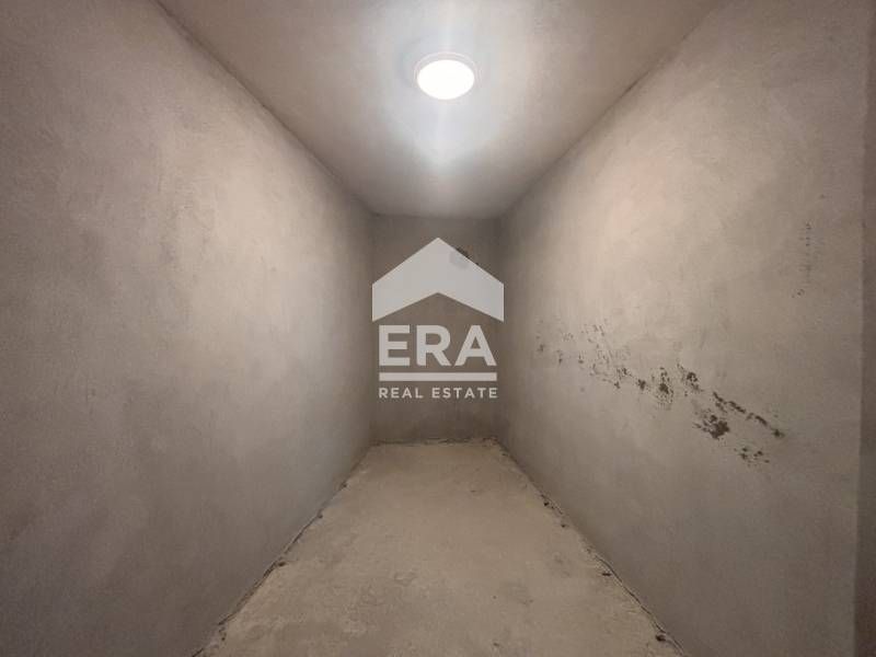 Подземен гараж за продажба, със собствен склад, в нова тухлена сграда,