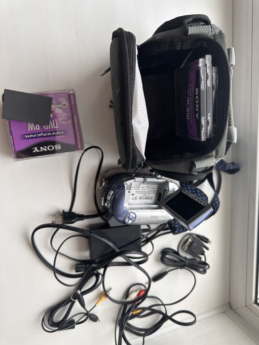 Продам видеокамеру Canon DC210