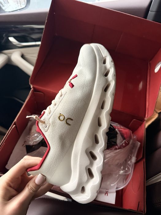 Продам кроссовки -38 размер