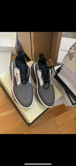 Женские серые кроссовки Balmain