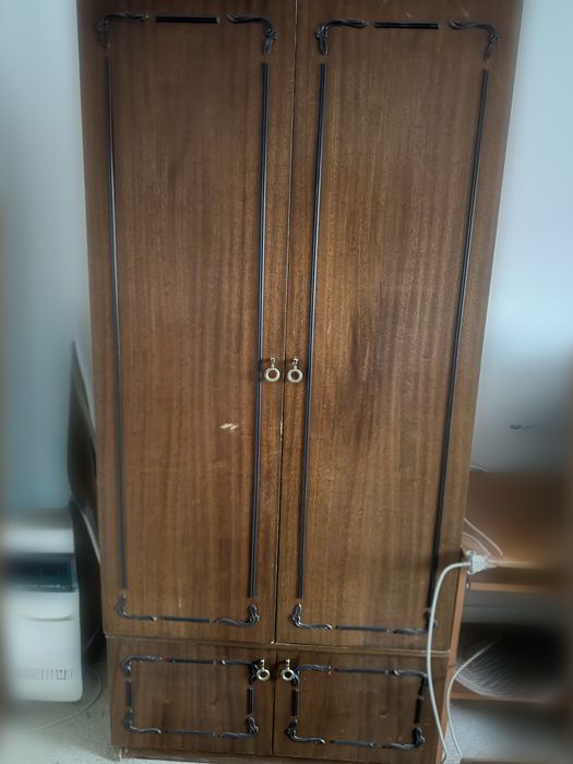 Разтегателна  маса, бюро, единични легла 2бр., секция, кухненски диван