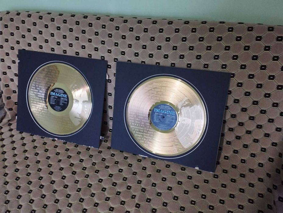 2 ЗЛАТНИ плочи на Джон Ленън (Гравирани с текст и ликът му)