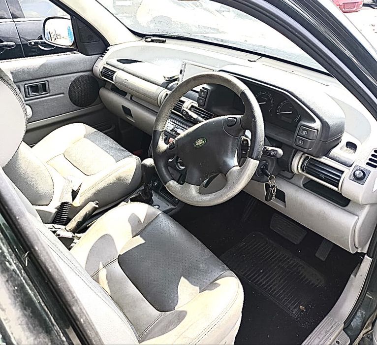 Передняя часть Land Rover Freelander.