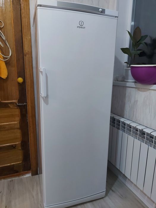 Продаётся морозильник Indesit