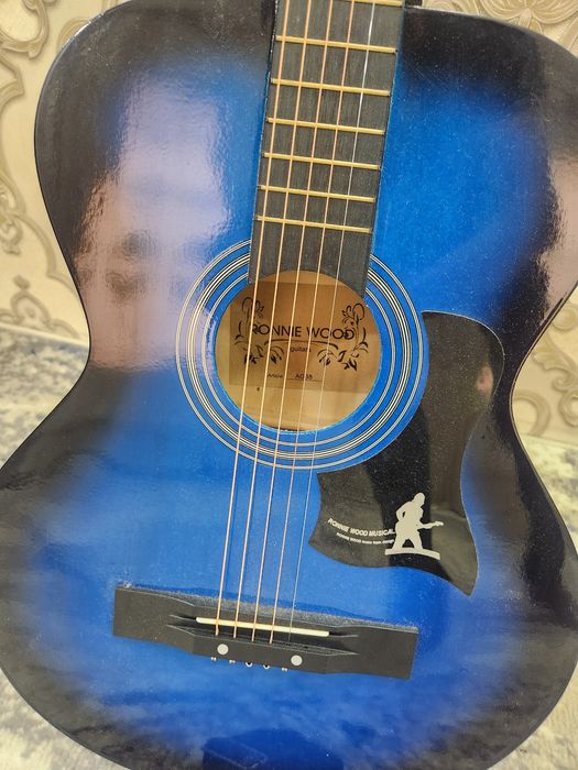 Yangi Xolatda Gitara Sotiladi.