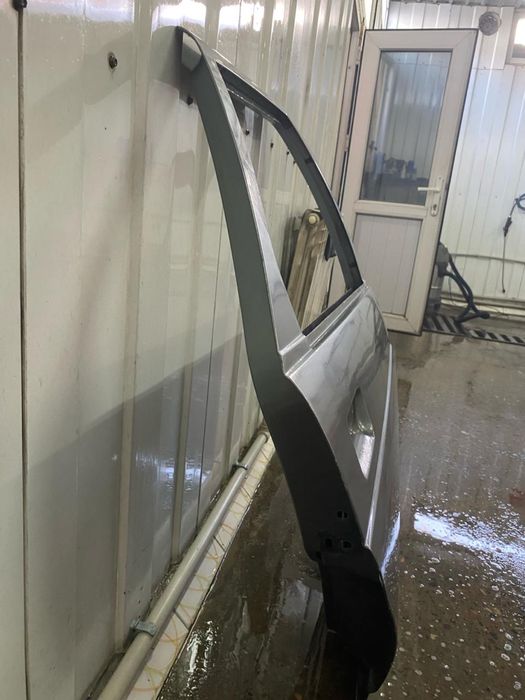 Продам дверь на приору седан