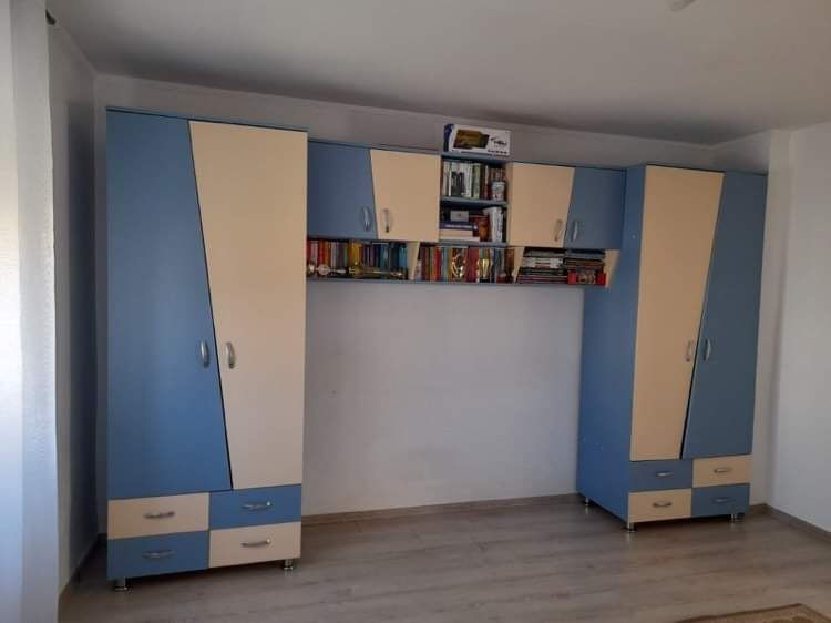 Vând mobila tineret în stare foarte buna