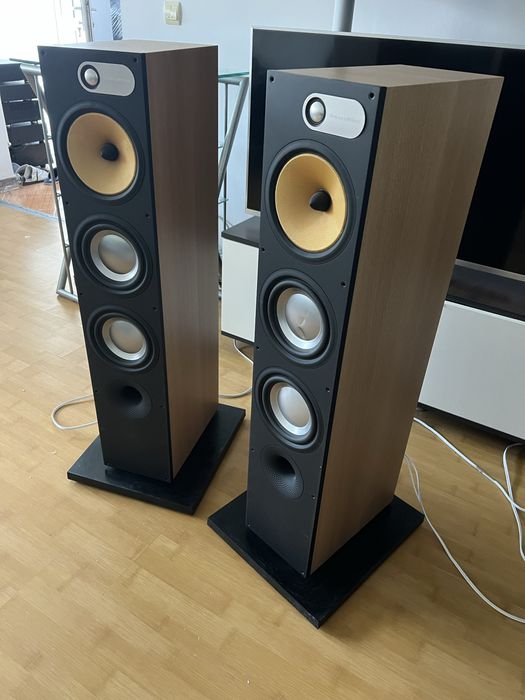 Boxe de podea Bowers &Wilkins B&W 683