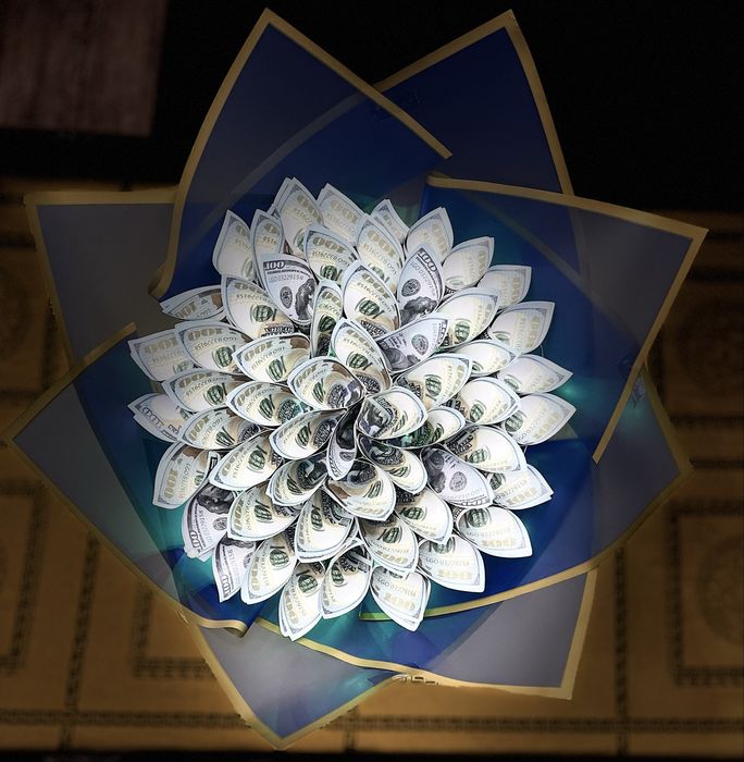 Денежный букет из сувенирных долларов