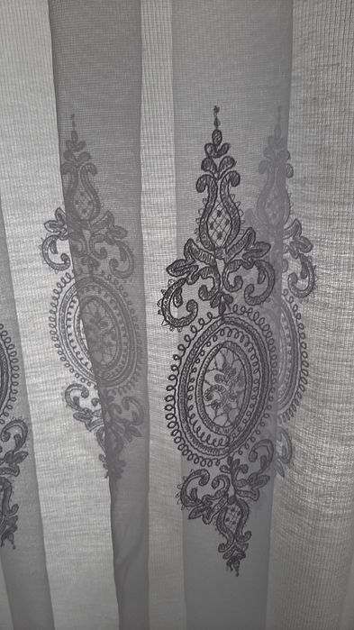 Едно нежно перде от бродерия, цвят бяло