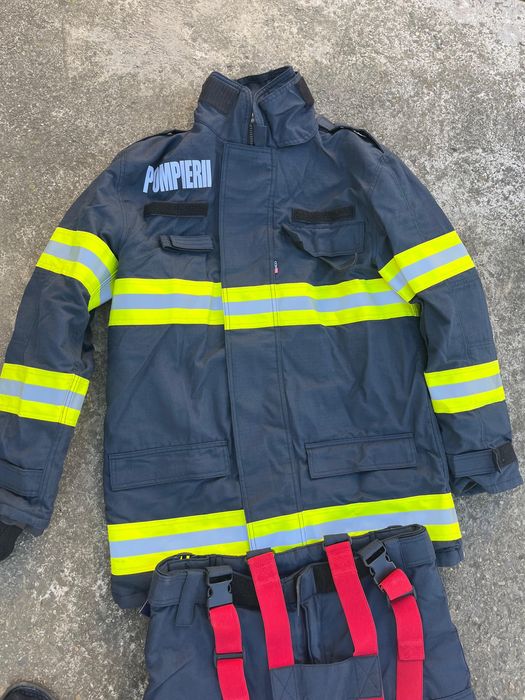 Costum de protectie pentru pompieri