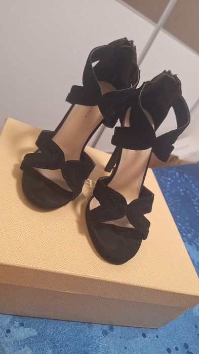 Sandale negre cu toc