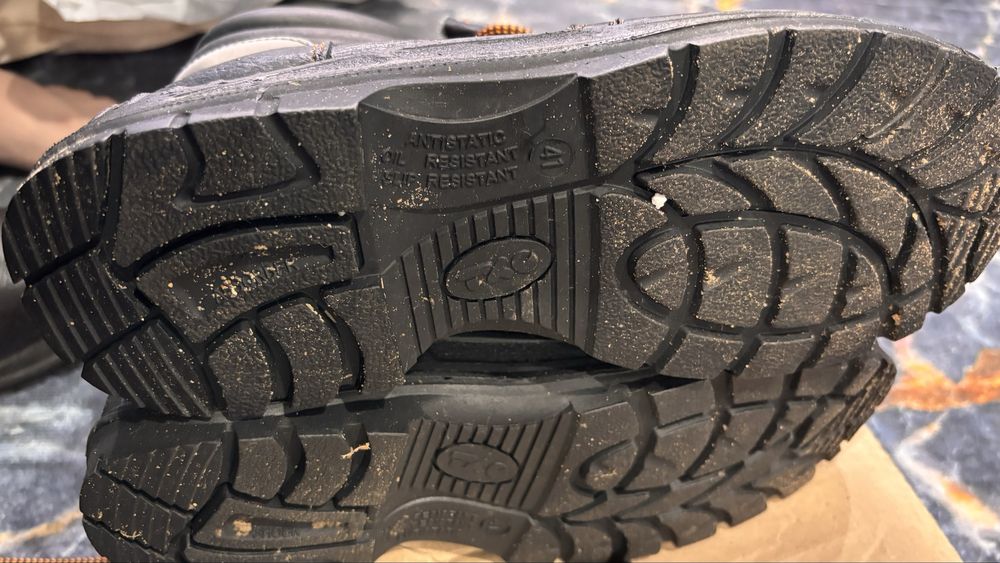 Продам робачие ботинки три пары