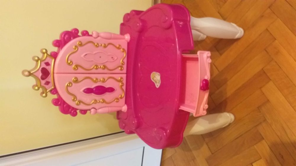 Детски пъзел 4:1 нов фабрично запечатан-22лв.и Детска тоалетка-25лв.