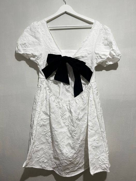 Дамска рокля с панделка