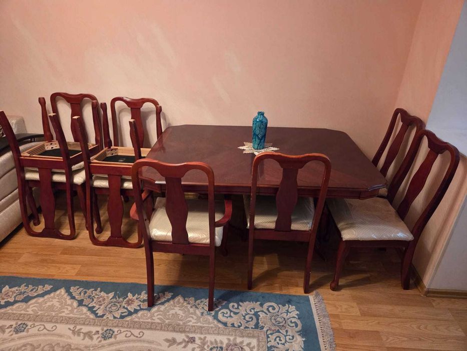 Раздвижной стол со стульями