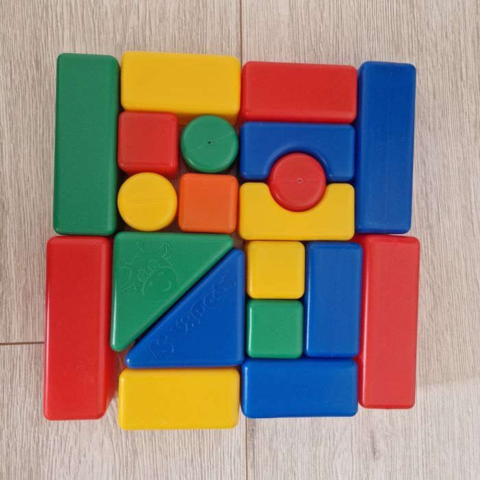 Сухой бассейн, шарик және ойыншықпен бірге