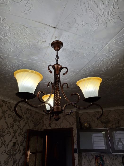 Продам люстру почти новый