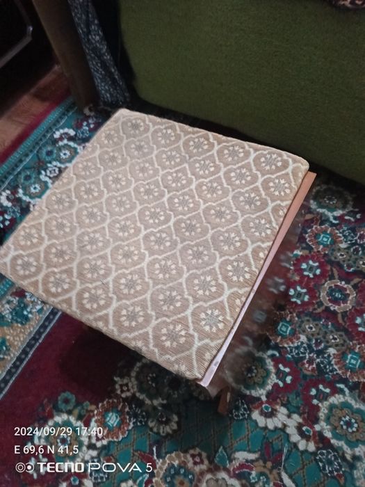 Продается набор.обеденный стол и 4 табурета