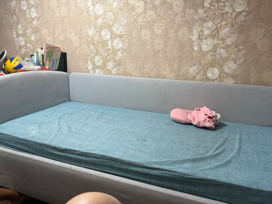 Кровати две штуки с матрасом