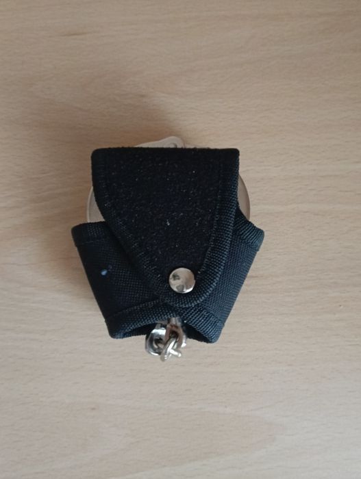 Полицесйки белезници с кобур