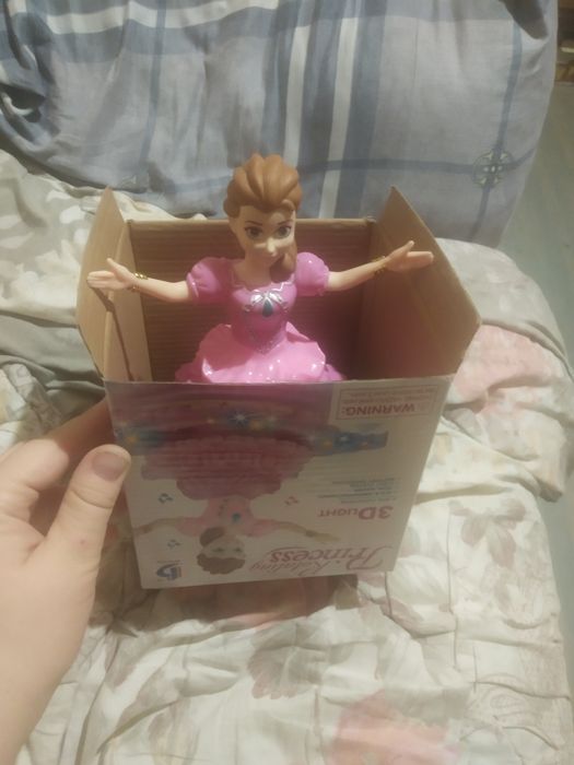 Здравствуйте продаю Заграничную куклу она поёт и танцует