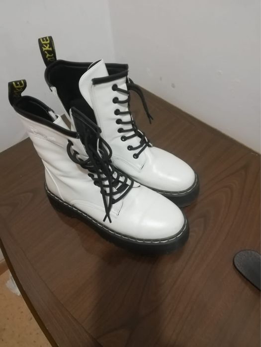 Ботинки новые белые