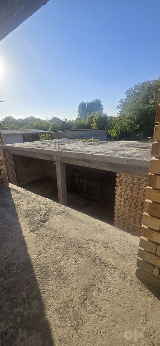 Продаётся  недостроенный ДОМ НА БОЛЬШОМ УЧАСТКЕ В ЧИРЧИКЕ