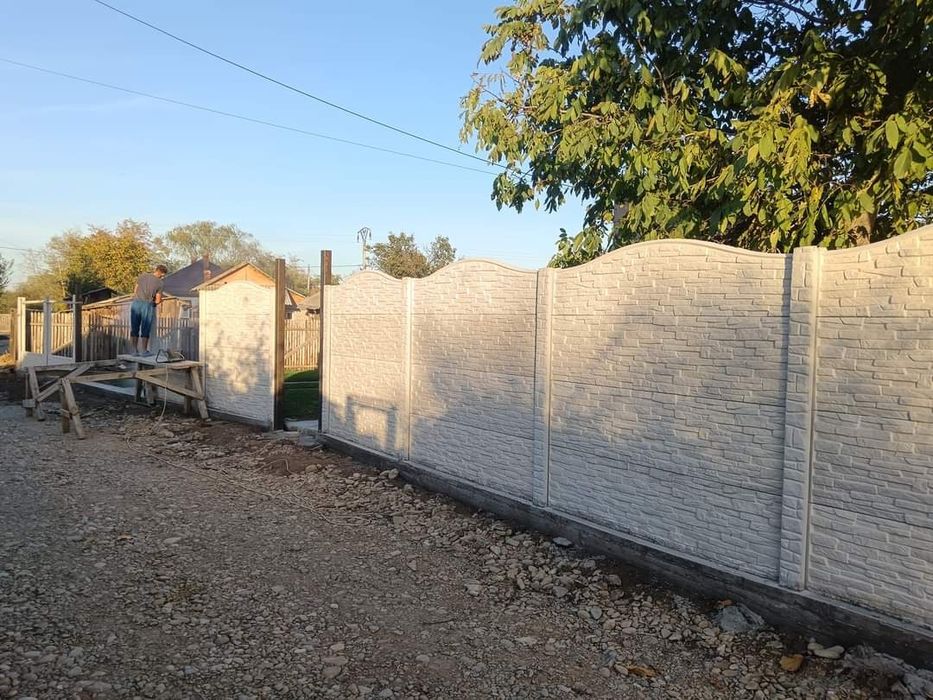 Gard beton din placi prefabricate
