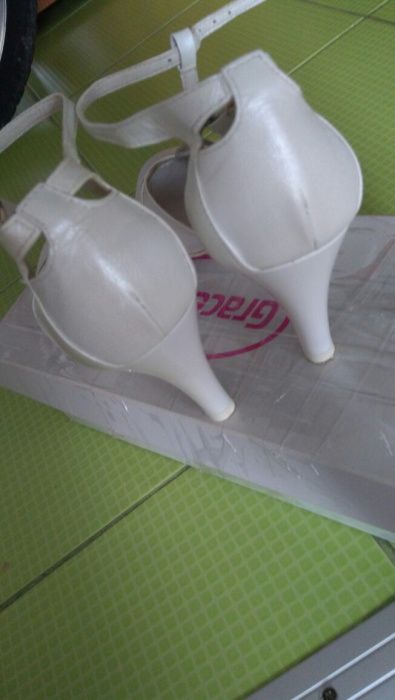 Pantofi de gală aproape noi