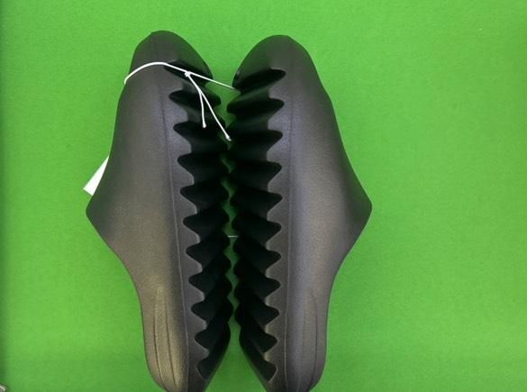 Slapi yeezy slide, mărimi disponibile 39 și 41  nu sunt purtați !