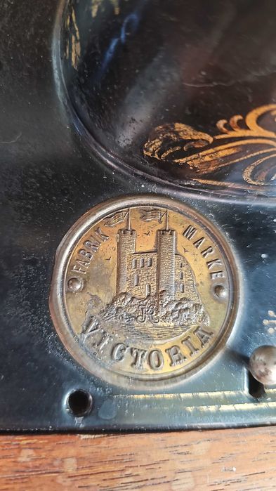 Masina de cusut Victoria antica