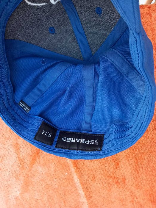 Синя шапка с дизайн на рибена кост