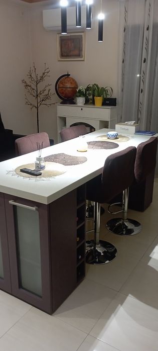 Masă ,insula living,bucătărie,