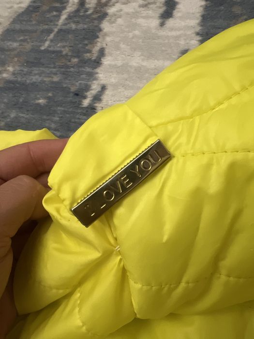 Яркая легкая куртка