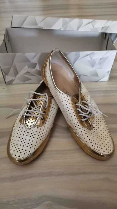 дасмки обувки в бяло и златно