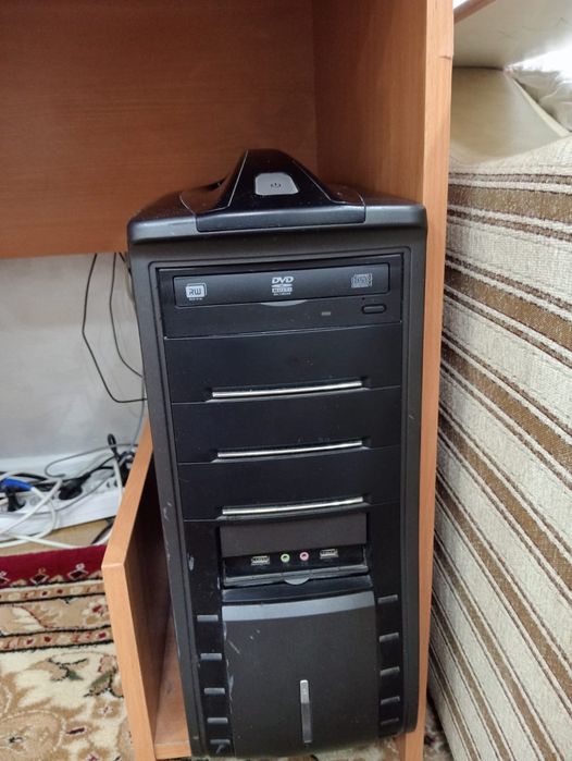 Продаётся компьютерный стол