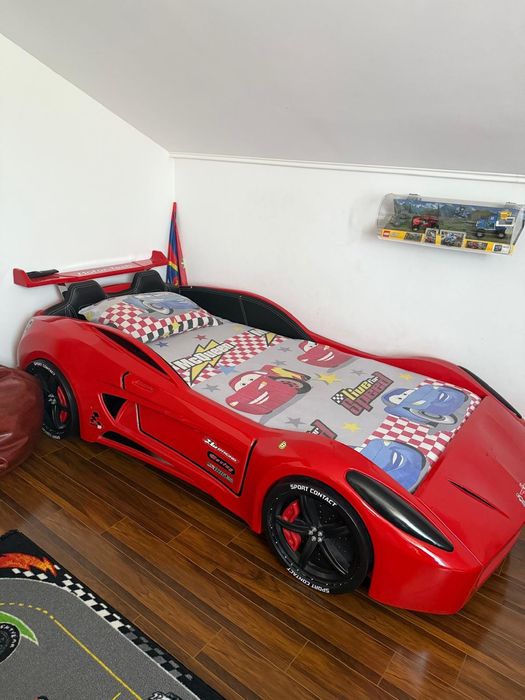 Vând pat masinuta ferrari