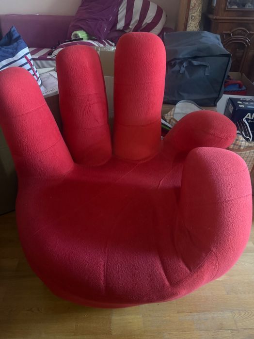 Кресло красного цвета